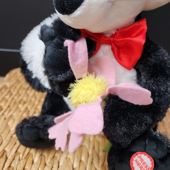 PEPÉ Le Pew I Pick You Talking Plush with Daisy Hallmark Looney Tunes - Picture 7 of 9